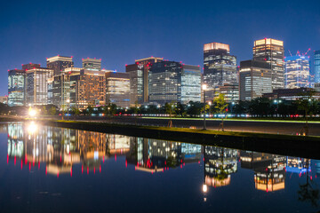東京都 夜の丸の内、高層ビル群