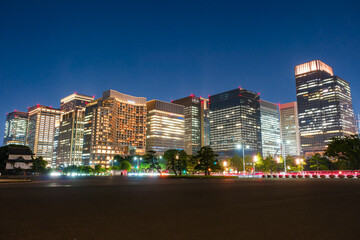 東京都 夜の丸の内、高層ビル群
