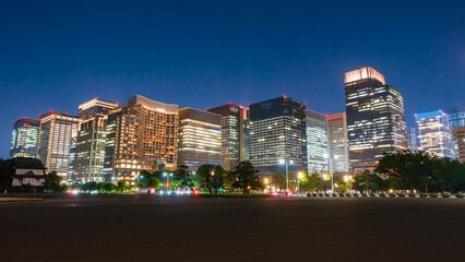 東京都 夜の丸の内、高層ビル群