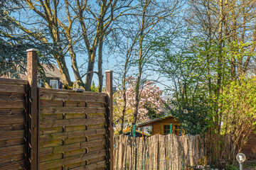 Der Garten im Frühling nach getaner Arbeit