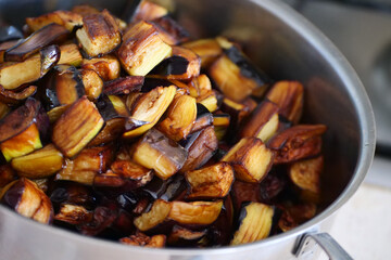 Eggplants cooked in oil were left to cool before placing them in the deep freezer