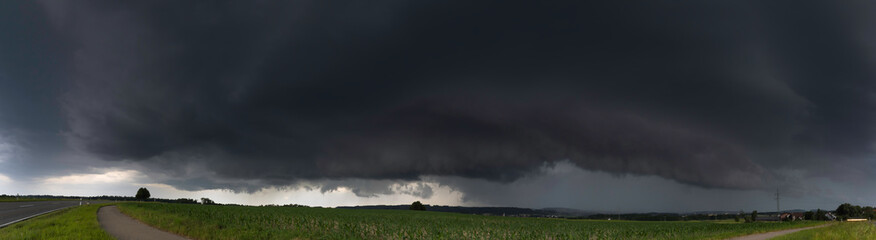Panoramaaufnahme einer großen Gewitterzellevor einem Unwetter.