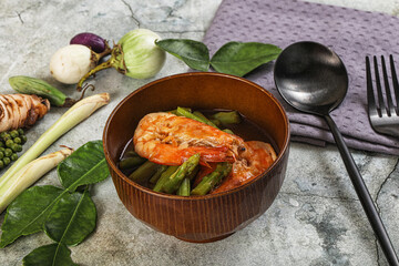 Prawn with asparagus and spices
