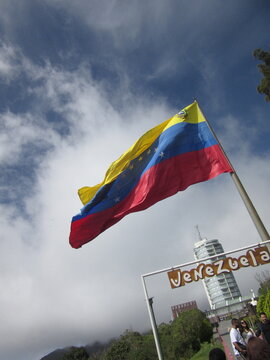 Bandera de Venezuela ondeando al Viento