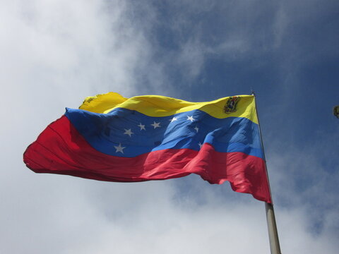 Bandera de Venezuela ondeando al Viento - Powered by Adobe
