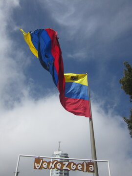 Bandera de Venezuela ondeando al Viento