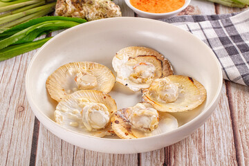 Grilled scallops with cream cheese