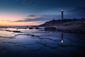 anochecer faro