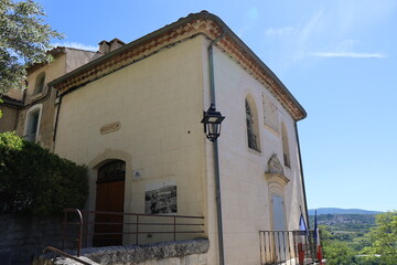 Mairie, vue de l'extérieur, village typique de Lacoste, département du Vaucluse, France