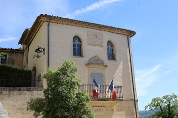Mairie, vue de l'extérieur, village typique de Lacoste, département du Vaucluse, France