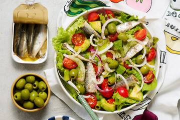 Fresh vegetable salad with sardines .style hugge