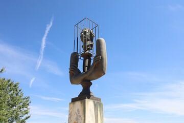 Fototapeta premium Statue du sculpteur Alexandre Bourganov représentant le marquis de Sade, à côté du château du Marquis de Sade, village typique de Lacoste, département du Vaucluse, France