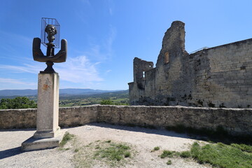 Statue du sculpteur Alexandre Bourganov représentant le marquis de Sade, à côté du château du...