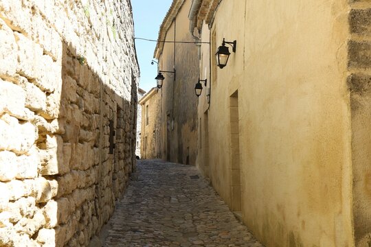 Fototapeta Ruelle pavée typique dans le village, village typique de Lacoste, département du Vaucluse, France
