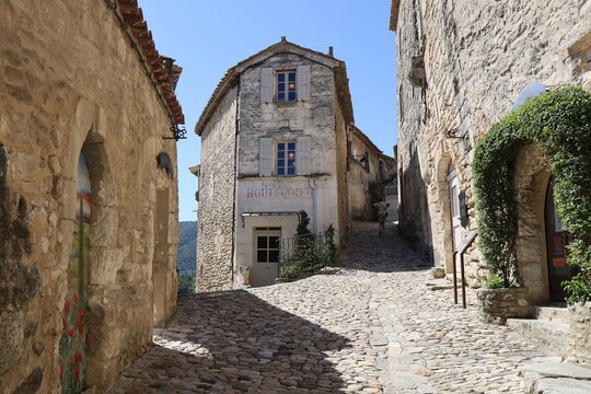 Fototapeta Ruelle pavée typique dans le village, village typique de Lacoste, département du Vaucluse, France
