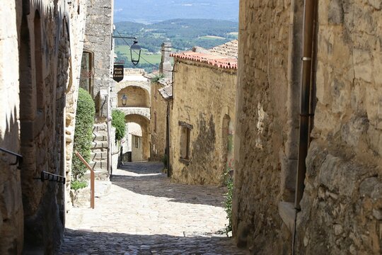 Fototapeta Ruelle pavée typique dans le village, village typique de Lacoste, département du Vaucluse, France