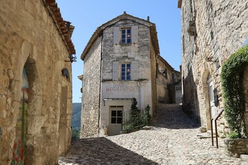 Maison typique, vue de l'extérieur, village typique de Lacoste, département du Vaucluse, France