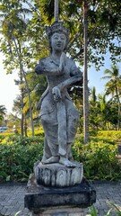 Obraz premium Bali. Nusa Dua. Statue, palm trees in the background