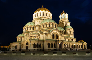 Obraz premium Alexander Nevski Cathedral in Sofia, Buglaria at night. Patriarchal cathedral of St. Alexander Nevsky in the evening. Golden domes shining by spotlights