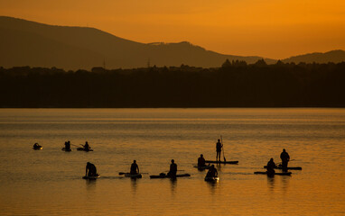 Zachód słońca nad jeziorem żywieckim, SUP. Tresna. © mycatherina