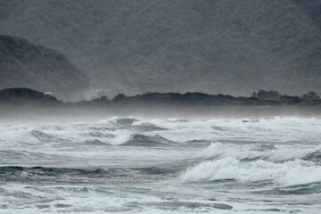 風が強い日の日本海の荒波