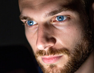 Obraz premium Intense Close-Up Portrait of a Man with Striking Blue Eyes and a Defined Jawline A Captivating Image