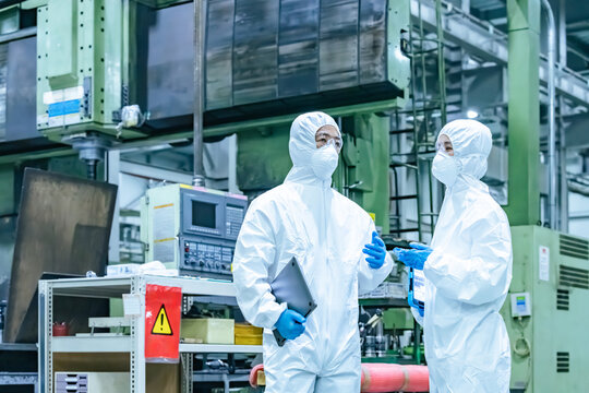 factory, worker, protective clothing, dustproof clothing, hygiene, machine, consultation, meeting, japanese, asian, conversation, mask, engineer, scientist, manufacturing industry, man, nuclear power 