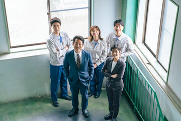 室内に並ぶ会社従業員の集合社員