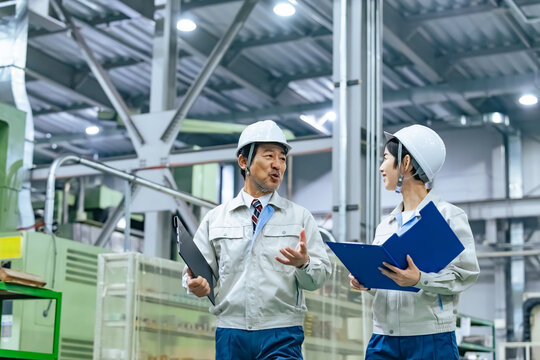 工場で働く作業員グループ