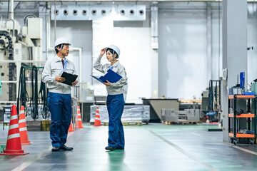 工場で働く作業員グループ