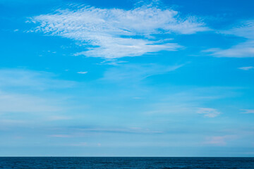 Obraz premium Nature of the ocean and blue sky Summer with sunshine, sandy beaches, clear blue waters sparkling against the blue sky. on an island with good ecology and environment Background for summer vacation