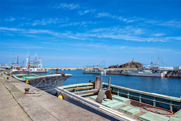 【青森県深浦町：風合瀬漁港】灯台の見えるひなびた漁港の風景