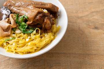 Egg noodles served dry with braised duck