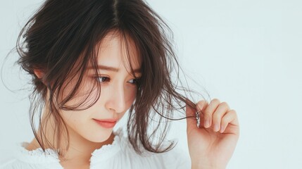 セットした髪が崩れて困っている女性