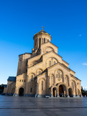 Obraz premium Holy Trinity Cathedral. Vertical scene of Tsminda Sameba, main cathedral of the Georgian Orthodox church, beautiful architecture building, famous tourist attraction in Tbilisi, Georgia.