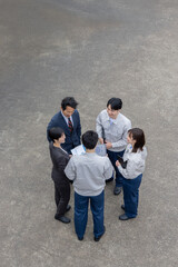 屋外に並ぶ会社従業員の集合写真