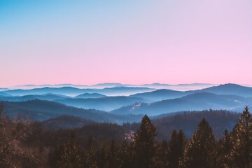 Obraz premium Layered mountain range under a pastel sky