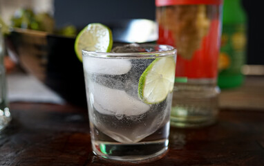 さわやかなライム入りのハードリカー