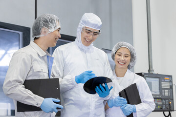 工場で働く作業員 © Zoey106