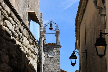 Beffroi, tour de l'horloge avec son campanile, village typique de Lacoste, département du...