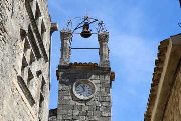 Beffroi, tour de l'horloge avec son campanile, village typique de Lacoste, département du...
