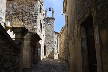 Beffroi, tour de l'horloge avec son campanile, village typique de Lacoste, département du...