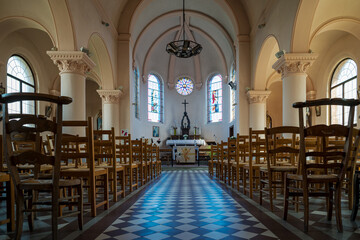 Estrun, France le 15 juin 2025 : Église catholique Saint-Alexandre à Estrun, village situé dans...