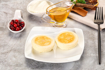 Roasted cheesecakes - Syrniki with honey