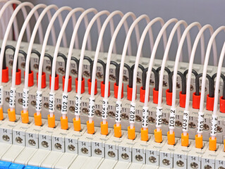 Connection of ultra-thin intermediate relays using insulated mounting wires. 