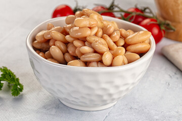 Canned white beans in the bowl