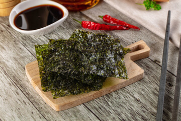 Seaweed roasted nori chips heap