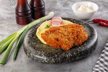 Chicken schnitzel with mashed potatoes