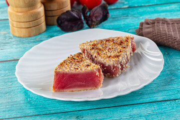 Tuna tataki with sesame seeds
