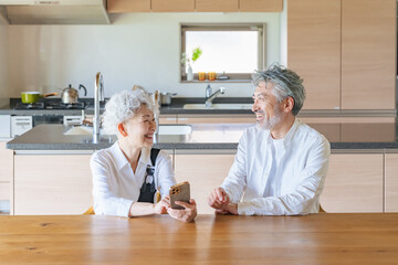 一緒にスマホを見るシニアカップル